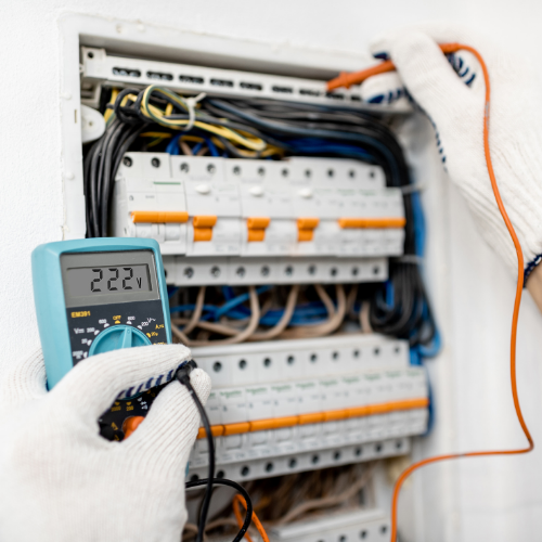 Technicien effectuant un diagnostic de panneau électrique résidentiel  à Acton Vale
