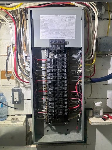 Panneau de contrôle électrique industriel avec câblage professionnel à Blainville