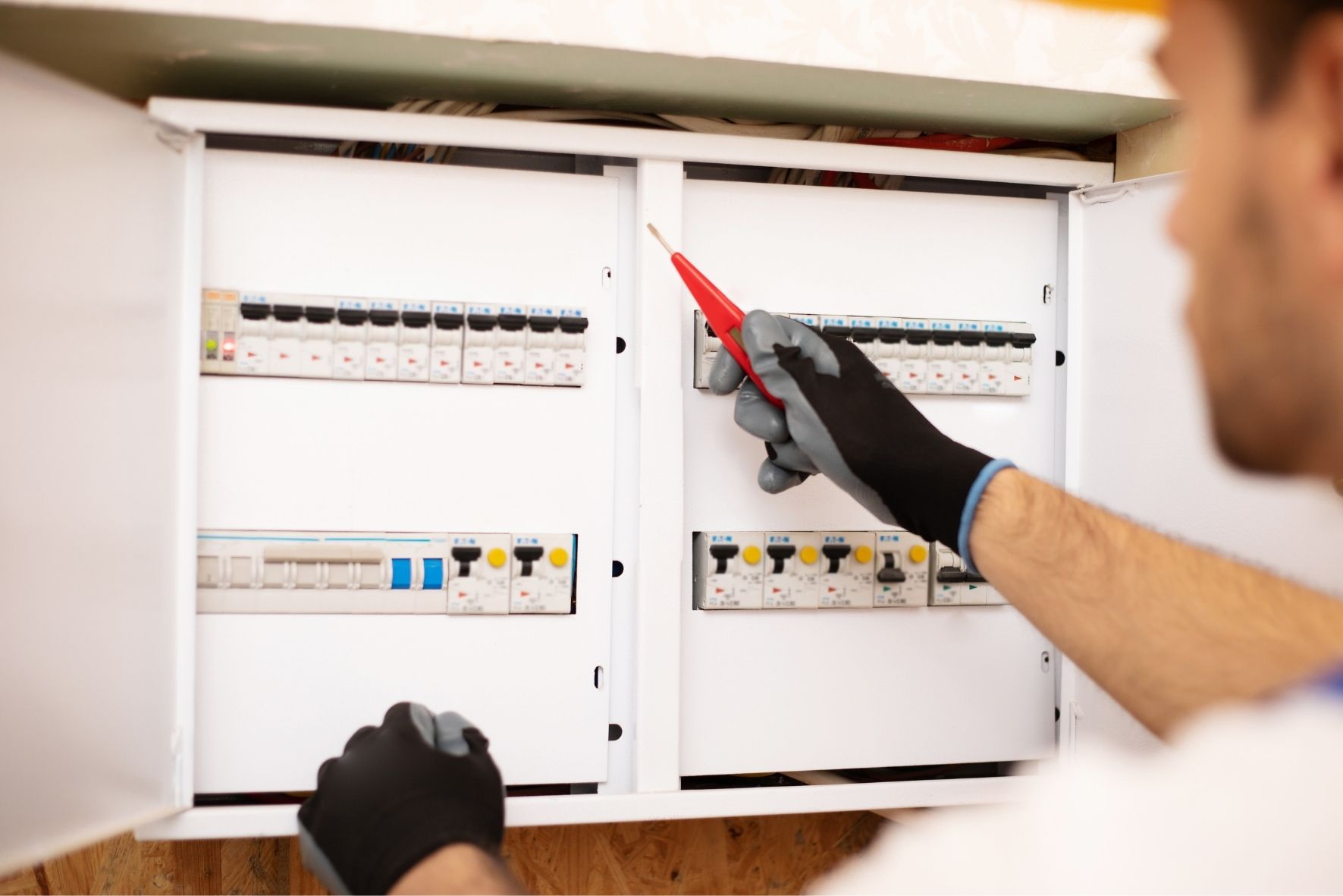 Électricien inspectant un panneau électrique pour mise à niveau  à Loretteville