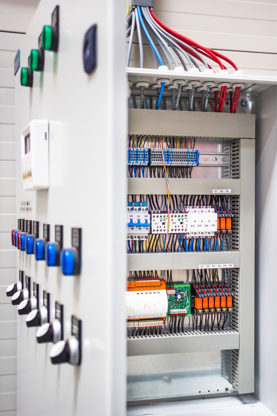 gros plan sur une épaule avec plusieurs aiguilles d’acupuncture insérées dans la peau dans un environnement lumineux au Québec