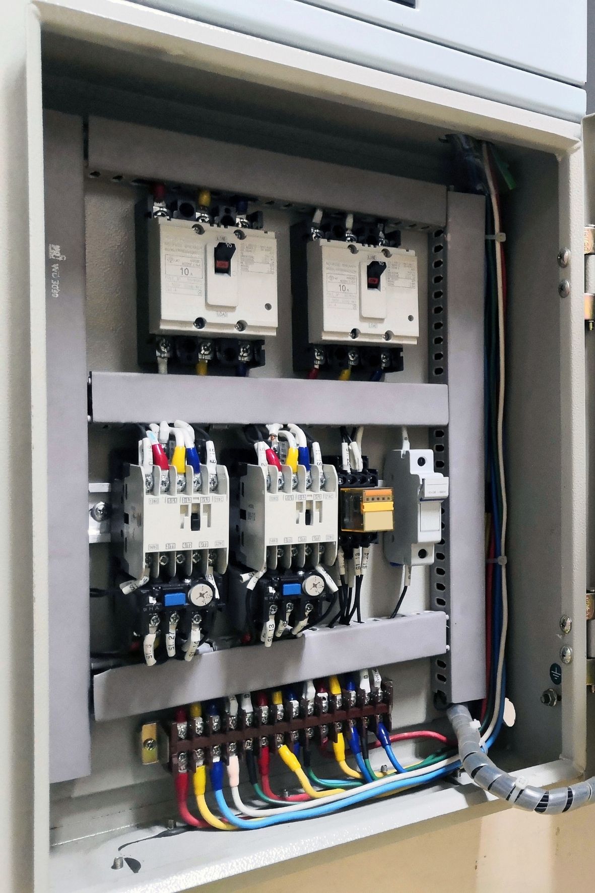 Installation électrique résidentielle avec disjoncteurs et câblage sécurisé